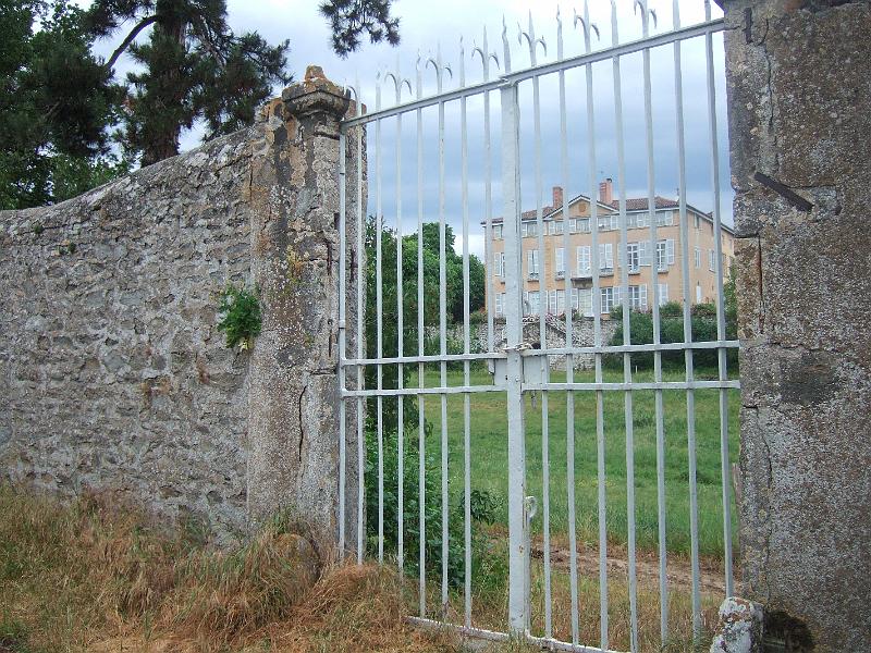 2011-05- (142).JPG - Düstere Wolken ziehen sich um 8:15 h über dem Château Cruzols bei Lentilly zusammen